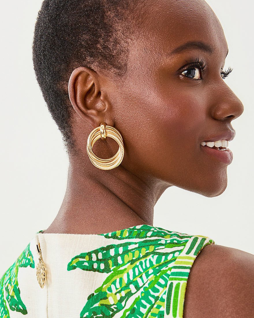 Chevs Kiss Doorknocker Earrings - Gold Metallic