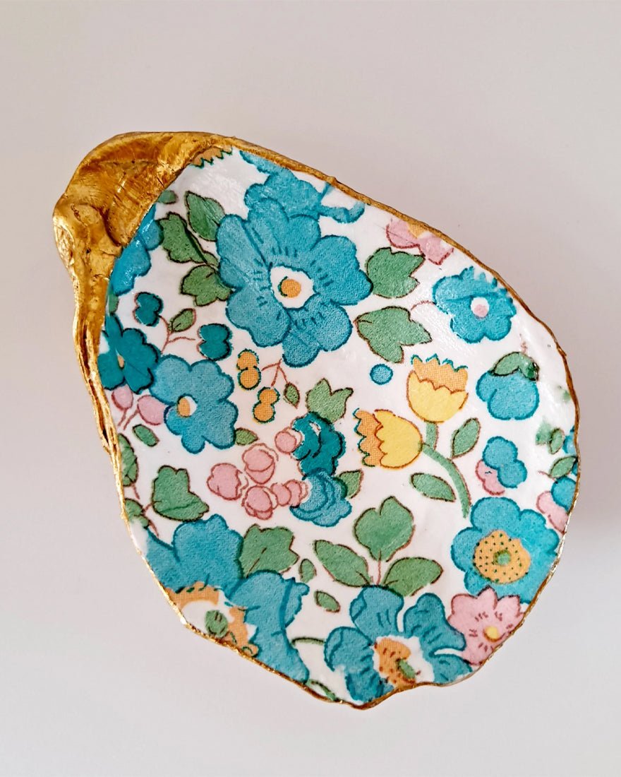 Blue Door Vibes - Decoupage Seashell Oyster - Liberty Blue