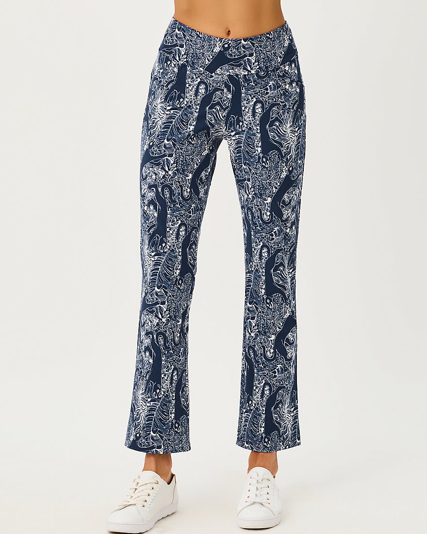 Lilly Pulitzer - Corso Kick Flare Pant Upf 50 Plus - Low Tide Navy Lil Palm Prowl